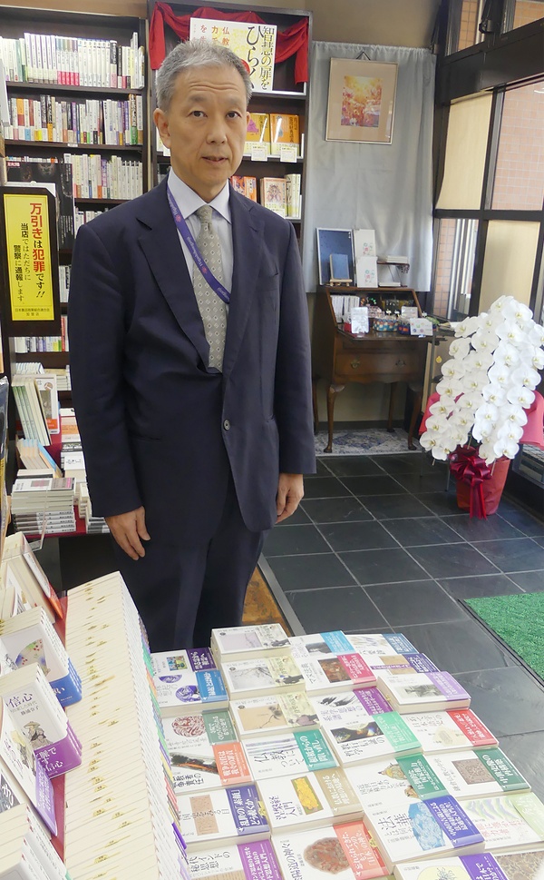 六代襲名のお祝いムードに包まれる法藏館書店にて。七兵衛氏の手前は平積みされた法藏館文庫