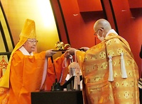 大塚日正3世会長から正信4世会長への会宝授与