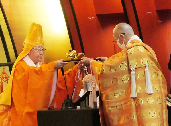 大塚日正3世会長から正信4世会長への会宝授与