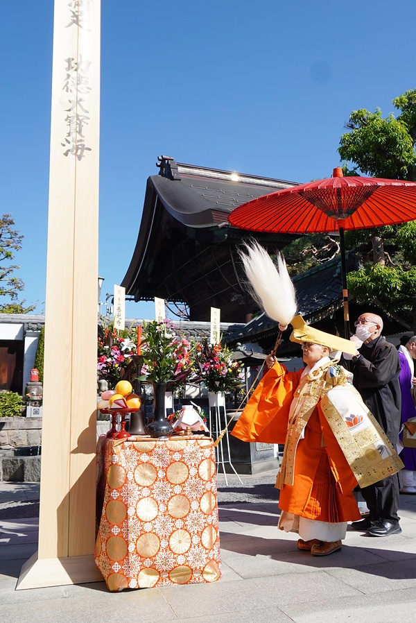 晋山式に先立ち角塔婆供養を営む川名法主