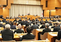 離脱問題などを審議する評議員ら