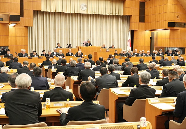 離脱問題などを審議する評議員ら