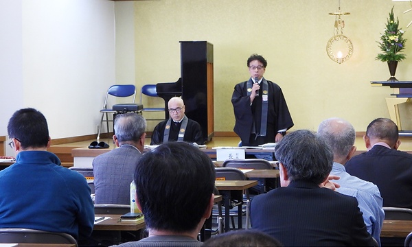 「宗派予算の支出切り詰めも限界に来ている」と理解を求める財務長の長峯顕教参務