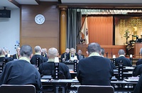 公金不正流用事件の経緯や顛末を説明する吉水宗務役員（中央）