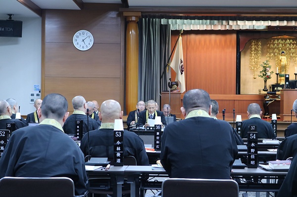 公金不正流用事件の経緯や顛末を説明する吉水宗務役員（中央）