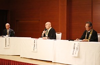 戦争責任と平和の問題について議論する廣瀬卓爾氏（中央）と赤松徹眞氏（右）