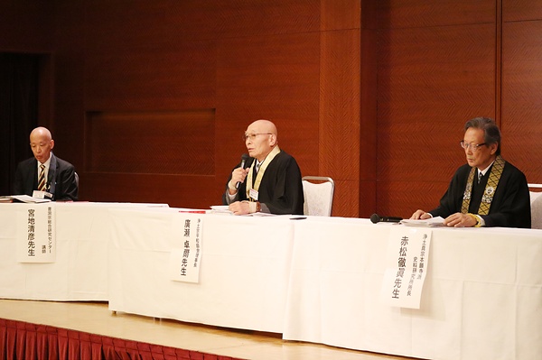 戦争責任と平和の問題について議論する廣瀬卓爾氏（中央）と赤松徹眞氏（右）