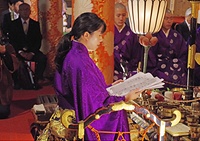 本尊・如意輪観音に国宝追加指定を奉告する鷲尾座主