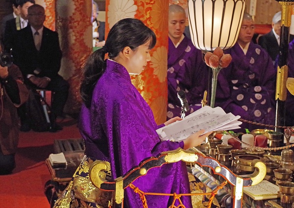 本尊・如意輪観音に国宝追加指定を奉告する鷲尾座主