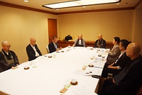 「世界同時平和巡礼」の実現に向けて議論する僧侶ら