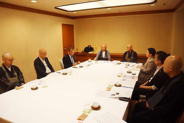 「世界同時平和巡礼」の実現に向けて議論する僧侶ら