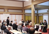 改革案の見直しの考えに加え大谷祖廟整備の財源を問う加賀氏（左）と内局の佐々木参務（右から2人目）ら