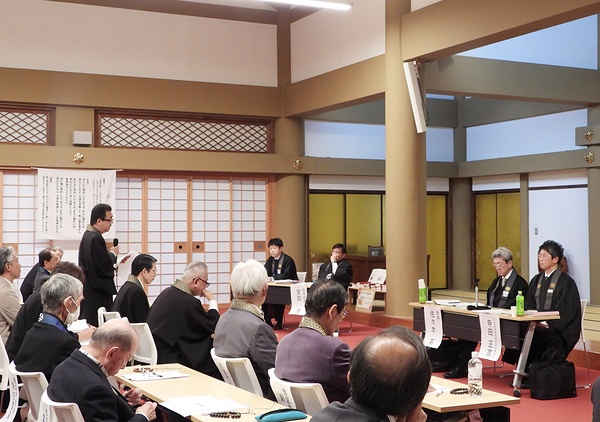 改革案の見直しの考えに加え大谷祖廟整備の財源を問う加賀氏（左）と内局の佐々木参務（右から2人目）ら