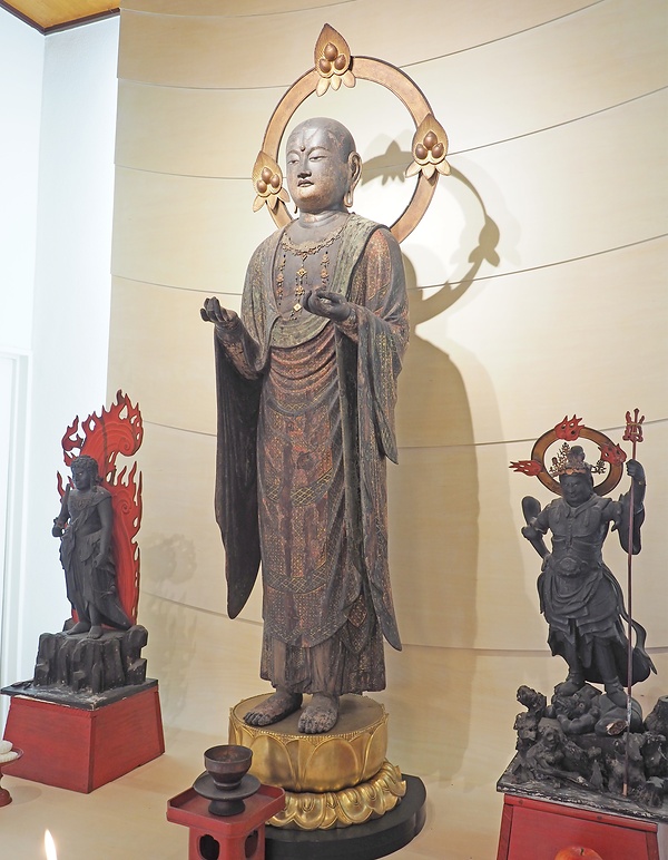 愛知・西光寺の地蔵菩薩立像と脇侍＝百萬遍知恩寺提供