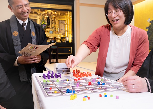 ゲームを通じてにぎやかに寺院運営を考えることができる「別院会議」＝真宗大谷派提供