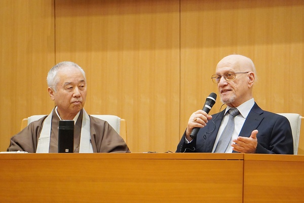 「軍備なき世界」について語り合うシャハリスターニー会長㊨と戸松理事長