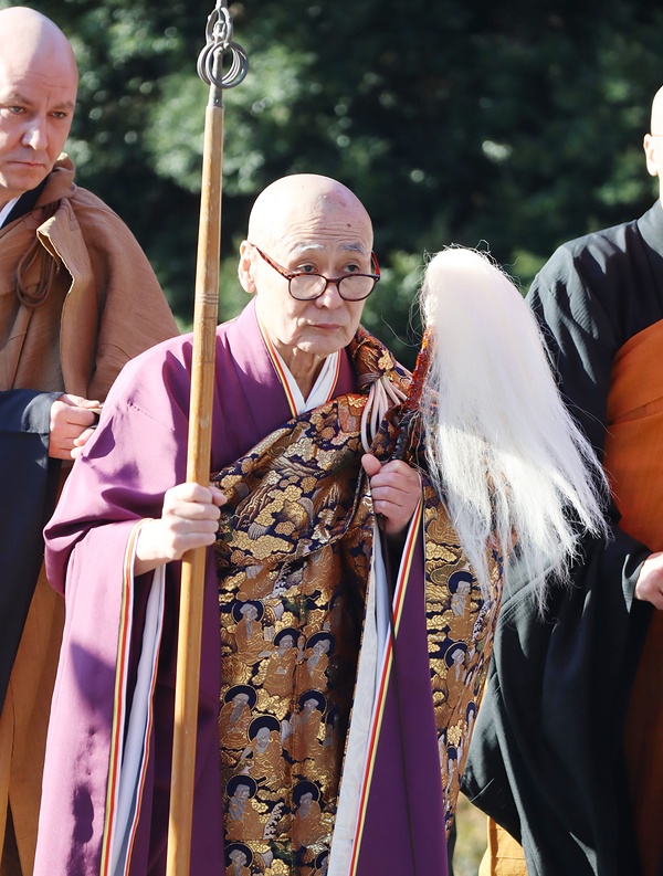 随喜の僧侶や檀信徒が待つ本堂に向かう采川斎主