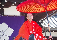 輿に乗り法要に臨む吉田化主