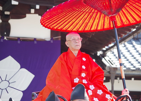 輿に乗り法要に臨む吉田化主