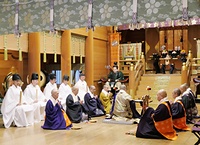 湯島天満宮の社殿で神職に見守られながら読経する心城院の僧侶ら