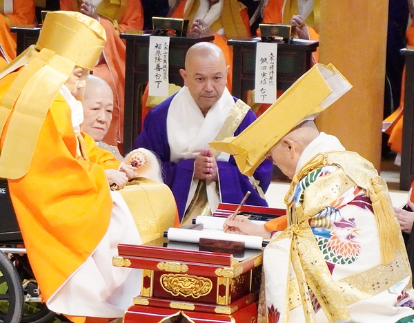 鷹司前法主の御前で「法燈譜」に記名する川名法主㊨