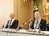 記者会見する中野正明学長㊨と田中典彦理事長