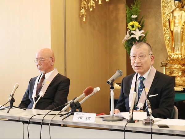記者会見する中野正明学長㊨と田中典彦理事長
