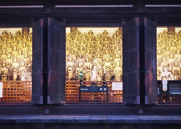 全身に光を浴びて金色に輝く千手観音群像