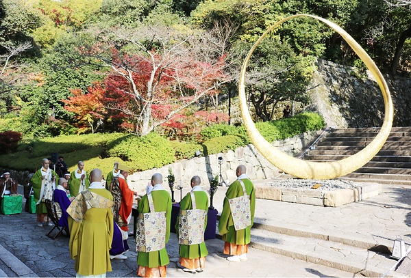 知恩院での展示安全祈願式。日本とアイルランド両国の関係者が参列し、展示を祝った