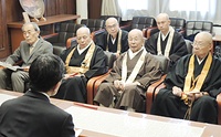 松井市長に署名活動の中間報告をする京都仏教会の宮城常務理事（右から2人目）ら