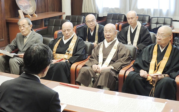 松井市長に署名活動の中間報告をする京都仏教会の宮城常務理事（右から2人目）ら