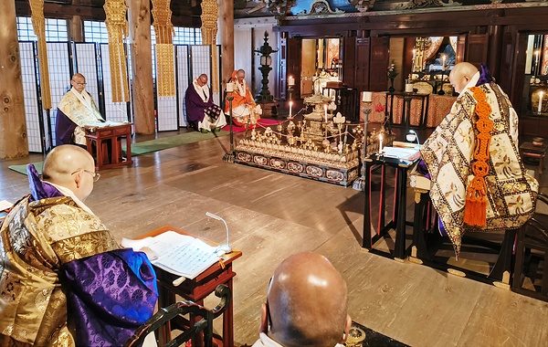 標高約450㍍の開創の地・上醍醐開山堂で営まれた竪義会で、竪者を務める田中住職（右端）