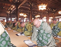 体揺らし「坂東曲」　親鸞聖人の恩徳を偲び　大谷派本山報恩講結願