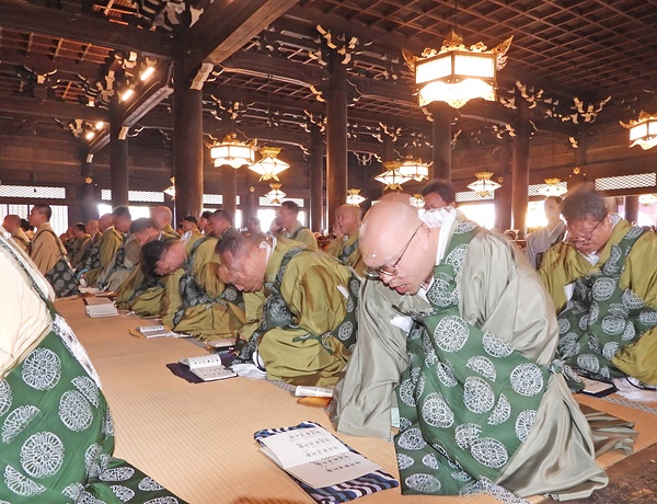 体揺らし「坂東曲」　親鸞聖人の恩徳を偲び　大谷派本山報恩講結願