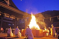 祭文を読み上げる稲荷日應山主