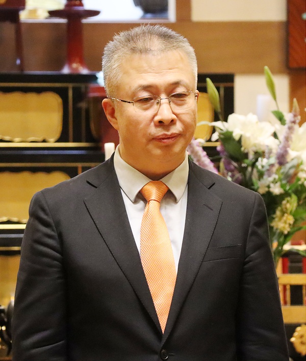 長泰寺の本堂で挨拶する趙宝鋼公使