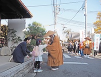 地元の園児から浄財を受け取る獅子王執行