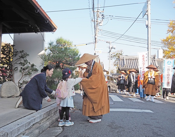 地元の園児から浄財を受け取る獅子王執行