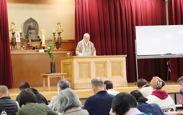講演する山川理事長