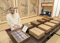 相伝書を前に荒行本来の姿を取り戻したいと語る戸田伝師