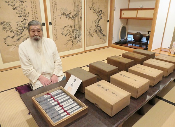 相伝書を前に荒行本来の姿を取り戻したいと語る戸田伝師