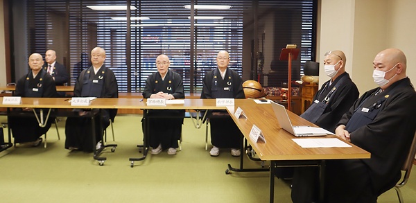 ソートービルの再開発計画について説明する服部内局