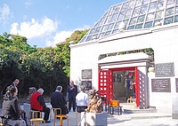 インドから菩提樹を請来した経緯を参列者らに解説する長嶺氏（写真奥）