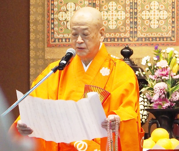 訓示を述べる川俣管長