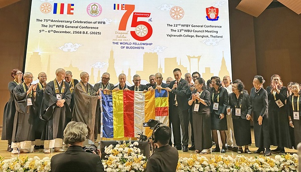 タイから次回開催国の日本に受け渡された佛旗