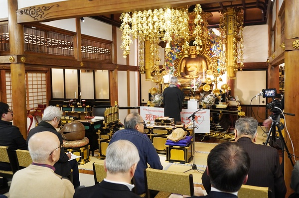 八つの宗派・教派の宗教者がそれぞれの形式で捧げた祈り（写真は浄土宗・戸松住職）