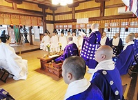 神職と僧侶による世界平和祈願祭で、安藝国神名帳を奉唱する僧侶