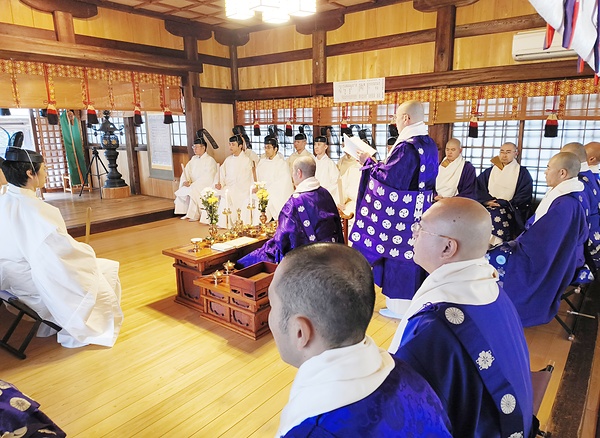 神職と僧侶による世界平和祈願祭で、安藝国神名帳を奉唱する僧侶