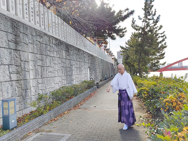 幅5㍍の遊歩道（高潮堤防）上に建設される橋脚の位置を指さし、歩行者の安全が確保されなくなることを危惧する森脇宮司