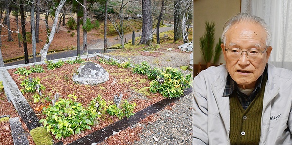 ㊧国による奥都城破却後、出口なお開祖の棺が埋葬された場所。事件解決後に奥都城は修復された<br>㊨父の体験について語る平岡五城氏